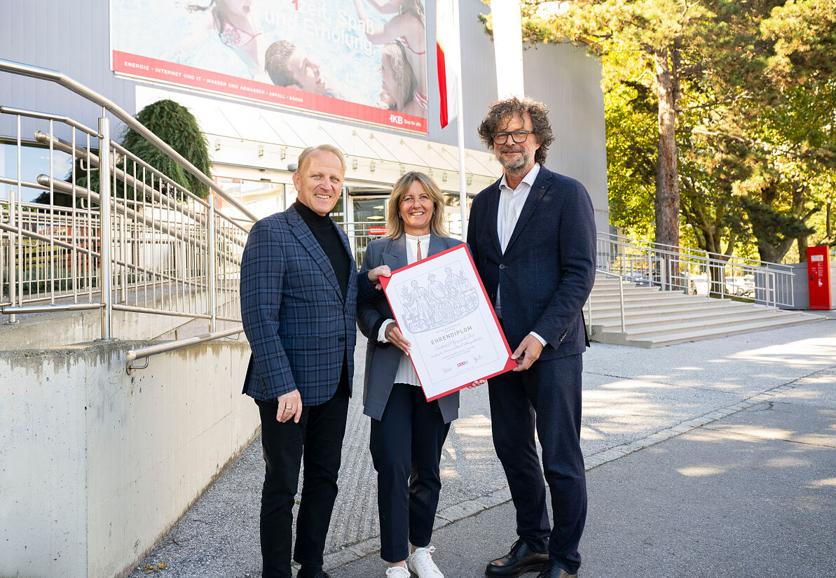 Urkundenübergabe zu 50 Jahre Hallenbad Olympisches Dorf 