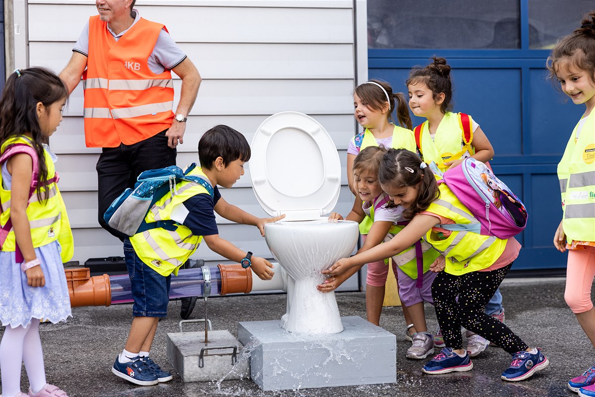 Kinder erforschen das Abwasser