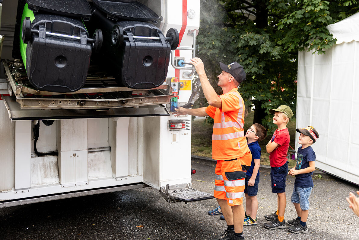 Müllsammelfahrzeuge lassen Kinderaugen leuchten