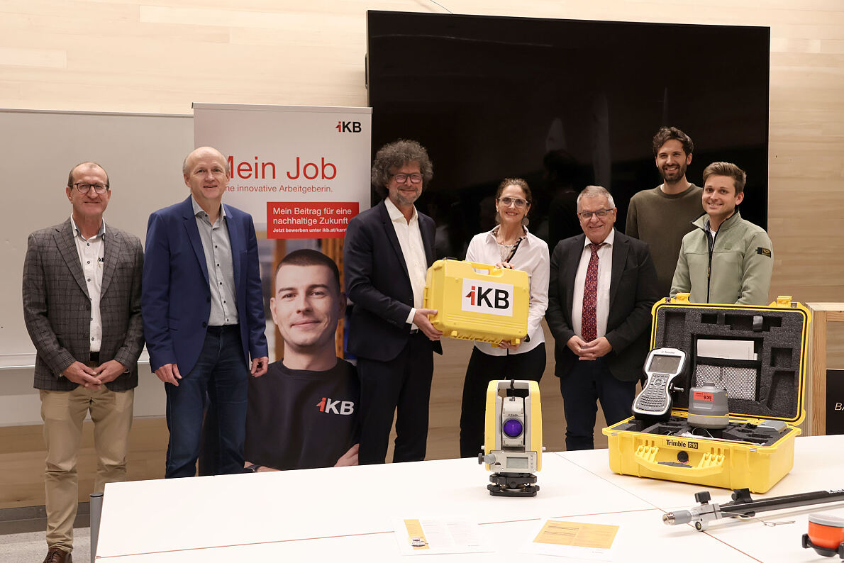 Übergabe der Vermessungsgeräte